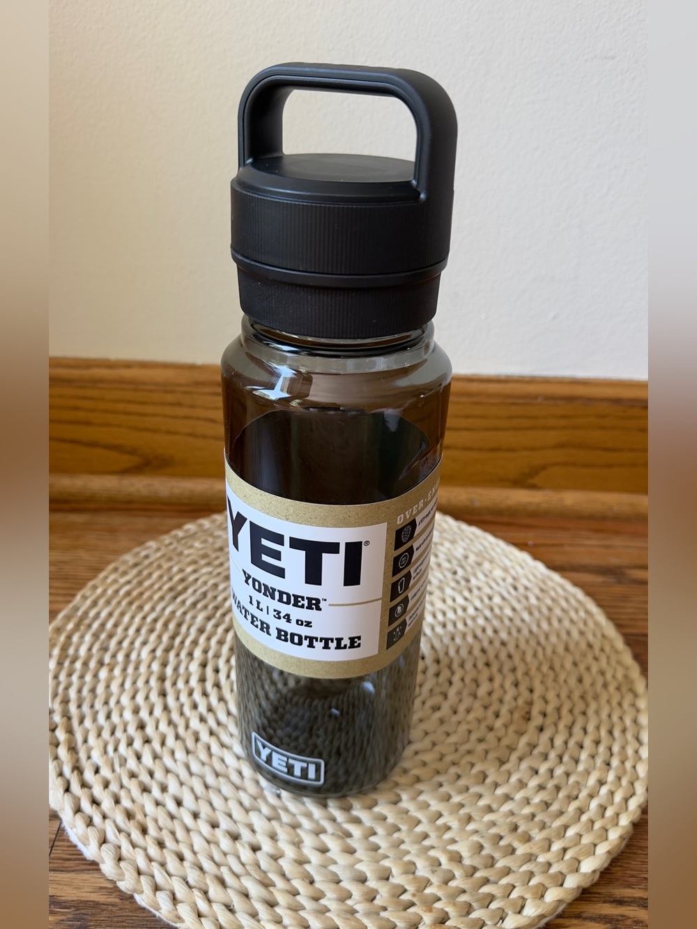 Yeti Yonder Water Bottle - Smoke with Black Lid